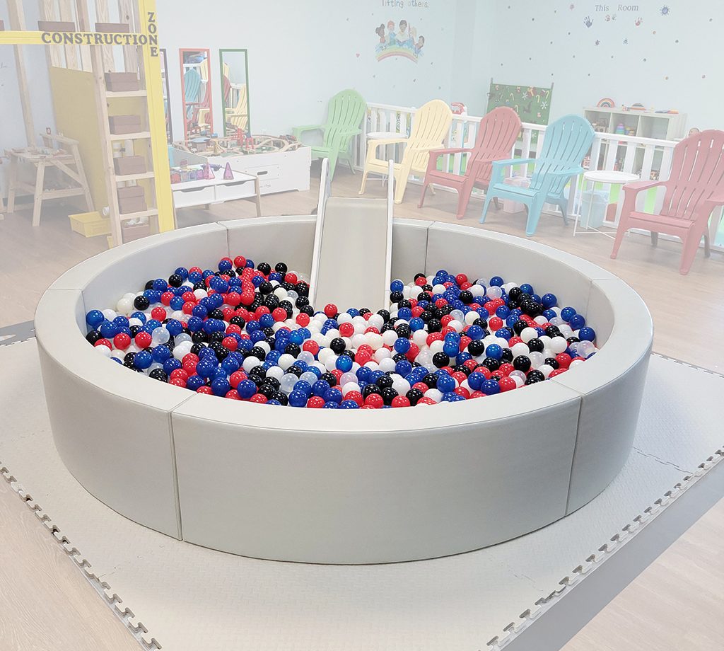 1024x1024 Ball Pit 9x9 with Slide fond blanc